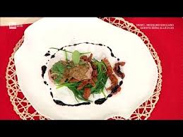 Un bel filetto di maiale, ripieno d'inverno! Filetto Di Maiale Con Crema Di Funghi Porcini I Fatti Vostri 13 04 2017 Youtube