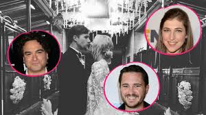 Glücklicher könnte kaley cuoco, bekannt als penny aus der serie the big bang theorie, nicht sein. Bei Hochzeit Von Kaley Cuoco Auch Tbbt Kollegen Waren Da Promiflash De