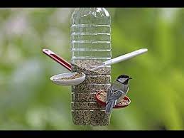 Le bricolage avec des bouteilles en plastique est une activité utile et amusante qui peut être exercée par tout le monde afin de créer un monde plus beau pour nos enfants. Comment Fabriquer Une Mangeoire A Oiseaux Toute Simple Youtube