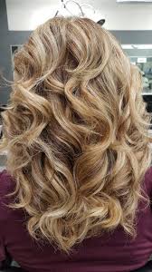 Uno dei vantaggi di avere i capelli ricci è che trattengono meglio il colore. Balayage Che Cos E Tecnica Consigli Prezzo Del Balayage
