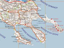 Εξωτικά νερά, χρυσαφένια άμμος, δέντρα που σχεδόν ακουμπούν στο κύμα και γραφικά χωριά στο φόντο. Xarths Nomoy Xalkidikhs Odikoi Xartes Nomwn Elladas Mykosmos Gr