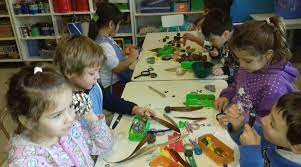 Poner en valor los juegos de patio en el nivel inicial, las experiencias de juego al aire libre, la enseñanza de los juegos tradicionales y la simultaneidad de actividades en las que los niños puedan organizarse cada vez con mayor autonomía, sustentan las orientaciones de este texto. Somos Cientificos Jugamos A Observar Explorar Y Manipular Objetos Promoviendo El Espiritu Curioso En Los Ninos Entramar Tecnologia Educativa Digital