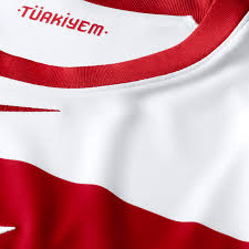 Die neuen türkei em 2016 trikots, die zum ersten mal bei den freundschaftsspielen am ende des nike und der türkische fußballverband haben heute morgen die neuen türkei trikots enthüllt. Turkei 2020 Stadium Home Herren Fussballtrikot Nike De