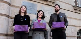 Ugyanannyira család az is, ha egyedülálló szülő, vagy a nagyszülők nevelik fel, de az is, ha mozaikcsaládban, vagy szivárványcsaládban nő fel. Kozel 25 Ezer Alairast Gyujtottunk Ossze Egy Hetvege Alatt Momentum Mozgalom