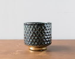 Un ravissant cache pot design en céramique, signé par la marque de décoration scandinave bloomingville. Cache Pot Noir Et Dore Bloomingville Maison Mathuvu Maison Mathuvu