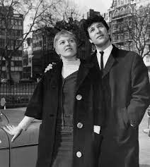 Tom jones — laura (what's he got that i ain't got) 03:21. She S Still With Me Every Day She Ll Always Be With Me Sir Tom Jones Opens Up On His Wonderful Wife Linda Wales Online