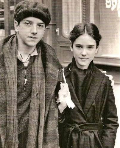 Scott Tiler et Jennifer Connelly dans le film IL ETAIT UNE FOIS EN AMERIQUE.  Ils jouent la version jeune des personnages incarnés respectivement par  Robert de Niro et Elizabeth McGovern. Si Tiler