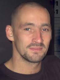 Gentleman lebt in köln, ist vater zweier kinder und mit der amerikanerin tamika liiert, einer backgroundsängerin der far east band, die von 2002 bis 2010 seine begleitband war. Gentleman Musiker