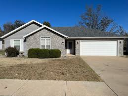 913 Linden St, Webb City, MO 64870