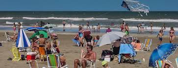 ] sus playas se caracterizan por ser llanas, de un ancho variable de 100 a 150 m acompañadas por los frondosos médanos. Las Playas De La Costa Atlantica Provincia De Buenos Aires