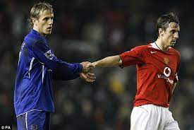 Şubat 1975 doğumlu gary ve ocak 1977 doğumlu phil neville… her ikisi de sağ bek pozisyonunda oynamasına rağmen, sahada birlikte de fazlasıyla zaman geçiren bu ikili, belki de bunu, çocukluk yıllarında o garaj yolundaki top tekmeleme sevdalarına borçluydular. Phil Neville I Was Always The Manc At Everton Until The Moment I Took Out Ronaldo Daily Mail Online