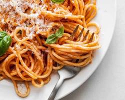 Imagine cu plate of spaghetti with tomato sauce.