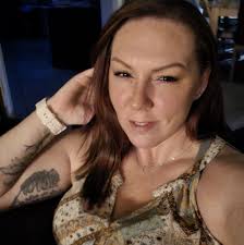 Are there any boutiques or small businesses interested in carrying Reader's  Surprise book bundles?