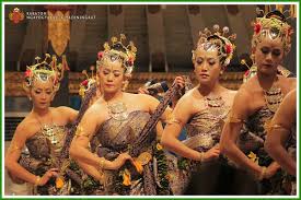 Tari tunggal yaitu tari yang ditarikan oleh seorang penari, baik pria maupun wanita. Kagungan Dalem Karaton Ngayogyakarta Hadiningrat Kraton Jogja