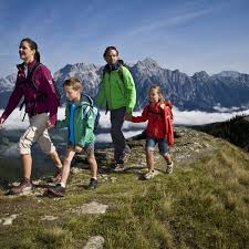 Auf 1.600 metern liegt der ort an der sonnigen südseite des berges und ist somit das höchstgelegene dorf in der zillertal arena. Entdecke Den Pinzgau Top Tipps Fur Kids Salzburgerland Magazin