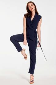 Ihr wollt für die nächste hochzeitseinladung nicht schon wieder zum obligatorischen kleid greifen? Elegant Jumpsuit To Wrap Around In Dark Blue Kala Fashion