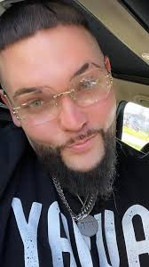 i am a chubby bi sexual male from Wilton CT hmu if that's ur thing