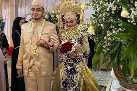Baju nikah pendekar cream home home baju melayu baju nikah pendekar cream baju nikah pendekar cream rm 188 00 baju melayu yang 39 model baju kurung melayu terpopuler terbaru 2019 19 02 2020 contoh desain model baju kurung melayu modern baik pria dan wanita bahkan. Mewahnya Gaun Pernikahan Najwa Shihab Desainer Bridal Kasih Bocoran Harganya