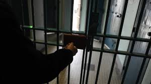Le médecin légiste est avant tout saisi par la justice pour autopsie en cas de décès d'origine criminelle, mais il est aussi sollicité pour des vivants après un accident, des coups et blessures, pour affaires de mœurs ou encore pour évaluer des séquelles. Loudeac En Garde A Vue Il Tente De S Immoler Par Le Feu Saint Brieuc Maville Com
