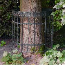 Baum Zaun Und Staudenhalter Dieser Handgeschmiedete Und Mit Vielen Filigranen Details Gearbeitete Zaun Passt Sehr Gut U Rankgitter Staudenhalter Gartenbedarf