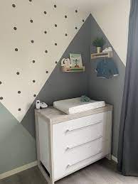 babykamer met commode babykamer babykamer inrichting babykamer groen