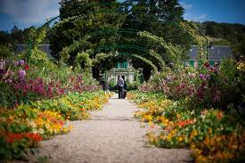 Monet's garden at giverny in normandy, great guide for what to see and when to go to giverny to see the gardens where monet lived, loved and painted. Touren Und Ausfluge In Giverny Buchen Topguide24 Com