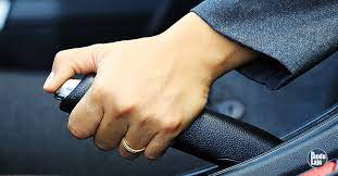 Gunakan brek kai dan lepaskan brek tangan. Tahukahanda Jangan Guna Brek Tangan Terlalu Lama Jika Parkir Atas Jalan Tidak Rata