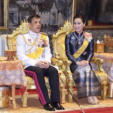 Raja thailand maha vajiralongkorn lebih sering tinggal di jerman ketimbang negaranya sendiri. Raja Thailand Vajiralongkorn Diam Diam Dilarikan Ke Rumah Sakit Setelah Pengawalnya Positif Covid 19 Pikiran Rakyat Com