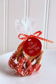 Not only can you turn chocolate into punny jokes, but it takes on so many other delicious forms, like cake, hot chocolate, wax, hot fudge, and more. Easy Punny Pretzel Valentine S Treats Kc Bakes