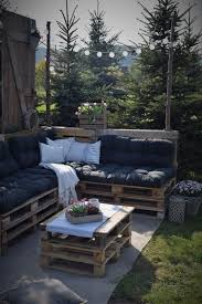 Palettenmobel Mit Feuerstelle Und Birkenzaun Elas Dekoideen In 2020 Europalette Mobel Garten Paletten Garten Mobel Aus Paletten
