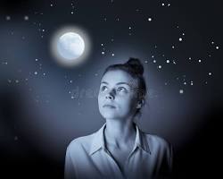 Immagine di Persona pensierosa che guarda la luna