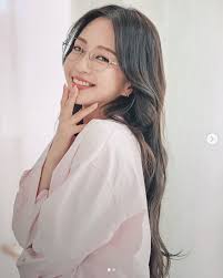 한예슬, 안경으로 완성한 '남심 저격' 미모…치명적 눈웃음 - 인천일보