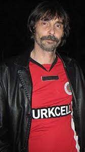 Öğrencileriyle bir araya gelip sohbet eden oyuncu, yaklaşık iki saat vakit geçirdiği mekanda kadın. Erdal Besikcioglu Wikipedia