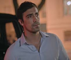 Elu decide deixar Istambul pela segunda vez e regressar a Berlim. Apesar de  ter uma relação com Násli, como será que Ali Nejat vai reagir? “Vidas  Cruzadas”, às 18h00 (AO)