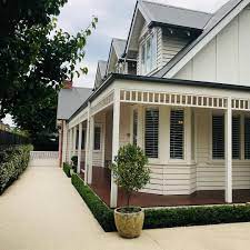 932 Likes 21 Comments Nicole Jacobs Nicolejacobsproperty On Instagram Obsessed With Verandahs Espec Exterior House Colors Facade House House Exterior