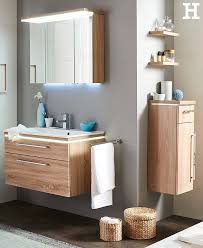 Im klassischen stil gehaltene badezimmer erfreuen sich großer beliebtheit. Wieso Denn Immer Weiss Darf S Ein Bischen Holz Sein Meinhoffi Badezimmer Bad Badmobel Badezimmer Einrichtung Badezimmer Schrank Badezimmer