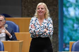De eigennaam blijft intact, dus de hoofdletters en de spatie tussen de delen van de naam. Kamerlid Kuiken Vrouwen Zijn Vaak Te Bescheiden Het Parool