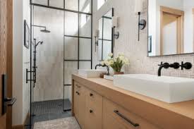 Una coppia di sanitari classici in ceramica costa circa 200 euro, più altri 200 euro per un ampio lavabo a colonna. Bagno Rustico Foto Idee Arredamento Agosto 2021 Houzz It