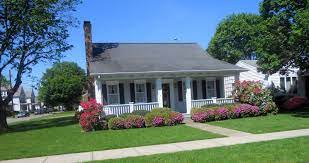 Scenic Back Roads And Small Towns Usa This Home Is One Of My Very Favorites It Is On A Beautiful Tree Small Towns Usa Small Town America Houses With Porches