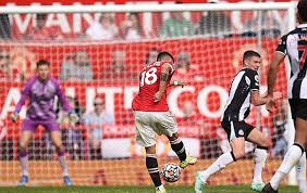 Bóng đá là môn thể thao đồng đội được chơi theo các quy tắc đề ra trong luật bóng đá (tiếng anh: 1fdyncrm5pafem