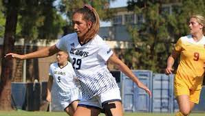 Las águilas del américa femenil siguen sin levantar el vuelo y ahora perdieron en el estadio azteca ante su acérrima rival, las chivas del guadalajara. Uc Davis Gonzalez Turns Pro Signs With Club America Femenil Soccertoday