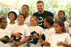 Explore ricky martin oficial's photos on flickr. Ricky Martin Sammelt Spenden Fur Kinder In Puerto Rico Latinapress Nachrichten