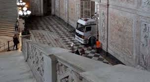 40°50′10.09″n 14°14′57.42″e / 40.836136°n 14.249283°e. Napoli Choc Camion Entra All Interno Di Palazzo Reale Una Scena Assurda Ruote Sui Marmi Storici Il Mattino It
