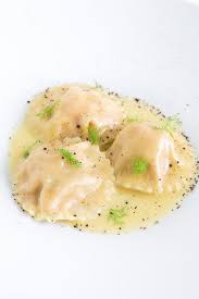 Ravioles De Salmon Con Beurre Blanc De Lima Y Hierba De Hinojo Highfoodality Deliciosa Pasta Hecha De Pasta Recie En 2020 Comida Italiana Comida Recetas De Comida