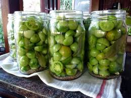 4 Ways To Pickled Green Tomatoes Garden Betty Recipe Pickled Green Tomatoes Green Tomato Recipes Canning Recipes
