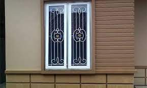 Model jendela kayu memiliki kelebihan terkesan natural dan unik, sementara model jendela aluminium lebih praktis dan hemat biaya. Desain Jendela Kamar Depan