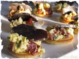 Toasts De Blinis Aux Oeufs Brouilles Et Magret De Canard Seche Recette Ptitchef Recette Magret De Canard Recettes De Cuisine Oeufs Brouilles