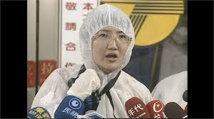 ◎2003 年 4 月 16 日：和平醫院劉姓洗衣工出現高燒不退等症狀，住進和平醫院 b 棟 8 樓 801 號房 ，但因當時資訊不足，第一時間沒有研判是感染 sars，未進行隔離， 邱淑媞的「太空裝」引人側目（圖片來源：翻攝自網路）. é‚±æ·'åªžå…¨å‰¯æ­¦è£è¦–å¯Ÿå'Œå¹³é†«é™¢ç•¶å¹´é†«å¸«å¼µè£•æ³° æˆ'å€'å°å¥¹åæ„Ÿ æ°'è¦–æ–°èžç¶²