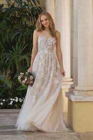Die möglichkeiten für ein hochzeitskleid im sommer sind nahezu unendlich. Mission Traumfigur Fur Jede Figur Gibt Es Das Perfekte Brautkleid