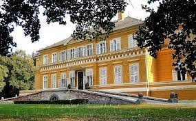 Parcul dendrologic din jurul castelului a fost infiintat de vicecomitele andras forray, in anul 1514, care a fost domn de pamant si a avut mosie in zona savarsinului. Castelul Regelui Mihai SÄvarÈin Jud Arad Castle Of King Michael SÄvarsin Arad County Mapio Net